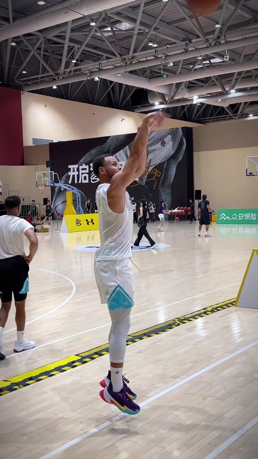 这就是历史第一射🔥库里中国行三分训练站在边线上25连中